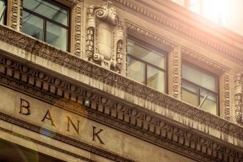 Agências bancárias em tijolo e argamassa