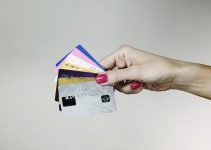 O que é um cartão de crédito e como funcionam as cobranças?