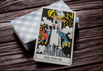 O significado da carta de tarô da Torre da Destruição na posição vertical e invertida