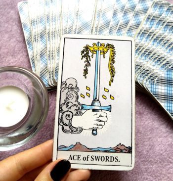 O significado da carta de tarô Ás de Espadas na posição vertical e invertida