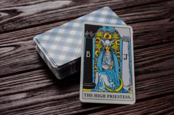 A carta de tarô da alta sacerdotisa significa vertical e invertida