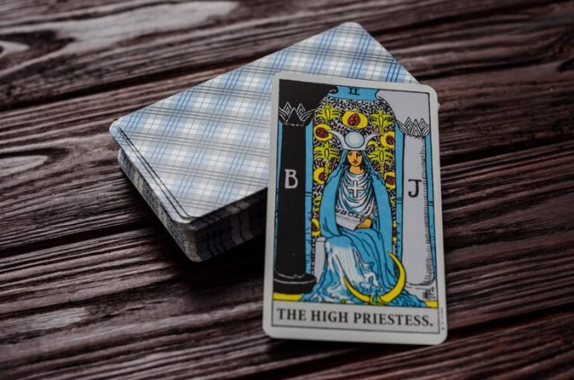 A carta de tarô da alta sacerdotisa significa vertical e invertida