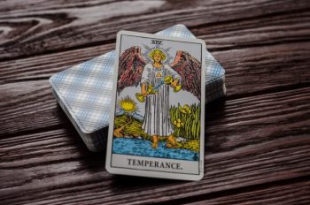O significado da carta de tarô da temperança na posição vertical e invertida