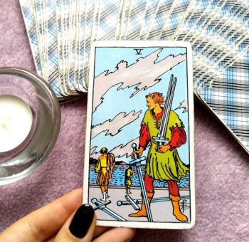 O significado da carta de tarô cinco de espadas na posição vertical e invertida