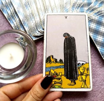 O significado da carta de tarô de cinco de copas na posição vertical e invertida