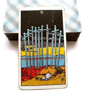 O significado da carta de tarô do Valete de Espadas na posição vertical e invertida