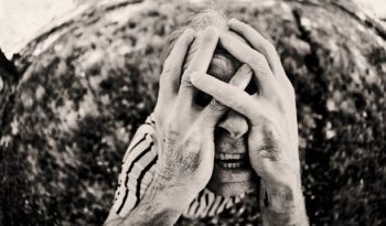 Sonhar que vê alguém espancado – significado e simbolismo