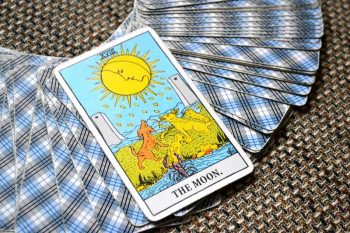 O significado da carta de tarô da lua na posição vertical e invertida