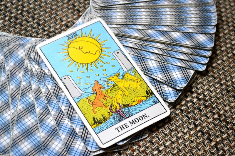 O significado da carta de tarô da lua na posição vertical e invertida