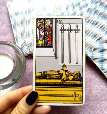 Carta de Tarô Quatro de Espadas Significado na vertical e invertida