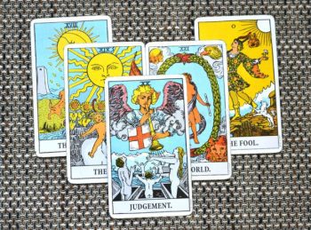 A carta de tarô do julgamento significa vertical e invertida