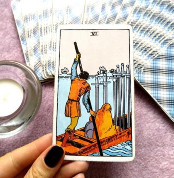 O significado da carta de tarô Seis de Espadas na vertical e invertida