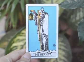 O significado da carta de tarô do eremita na posição vertical e invertida