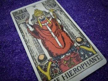 O significado da carta de tarô do hierofante na posição vertical e invertida