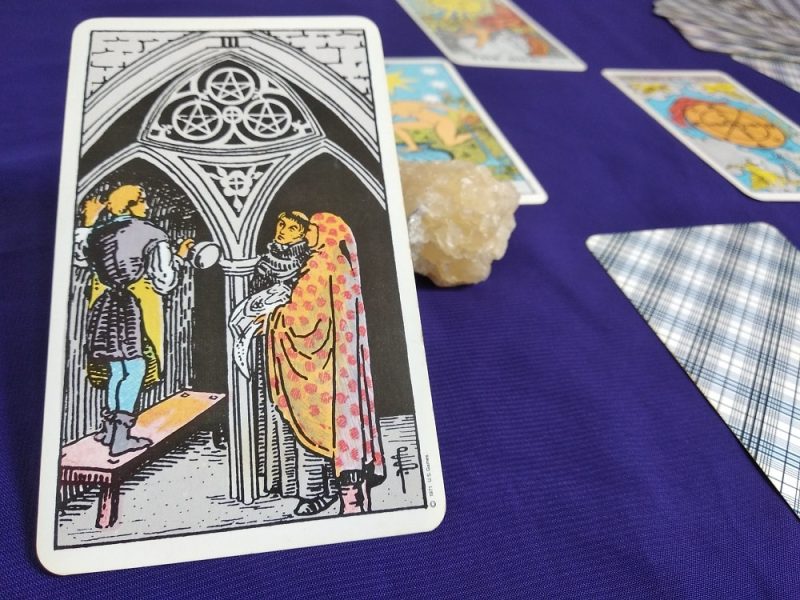 O significado da carta de tarô Três de Ouros na posição vertical e invertida