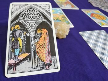 O significado da carta de tarô Três de Ouros na posição vertical e invertida