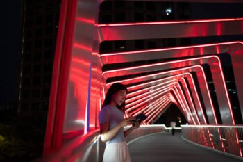 A Magia do Neon: Iluminando a Noite Urbana