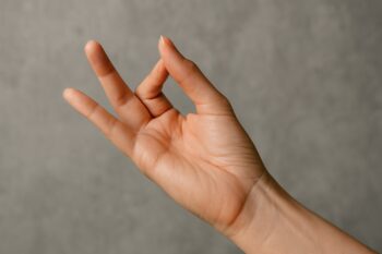 Mrugasheersha Mudra: A Profunda Conexão com a Energia e o Equilíbrio Interior