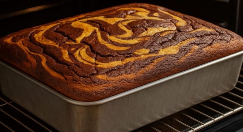 Bolo Mesclado Enorme e Fofinho: Um Clássico Marmorizado que Derrete na Boca!