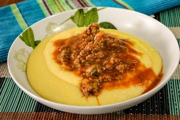 Polenta Cremosa com Molho de Carne Moída: Receita Atualizada, Fácil e Irresistível
