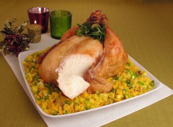 Frango Assado com Farofa de Bacon e Ervas: Receita Atualizada, Saborosa e Perfeita para o Almoço de Domingo