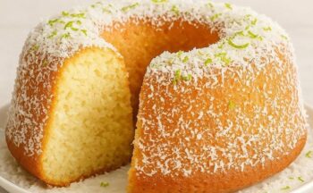 Bolo Caseiro de Coco com Iogurte: Receita Fofinha, Úmida e Irresistível