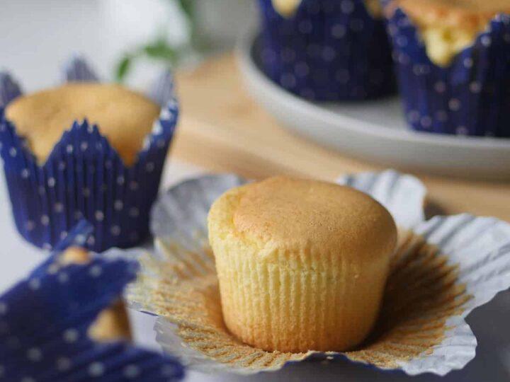 Mini Bolo Esponja Chinês: Uma Doçura Oriental em Porções Leves e Delicadas